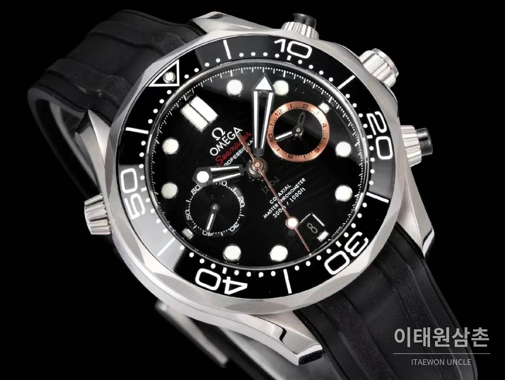오메가 씨마스터 다이버 300M 007 퍼스트 라이트 블랙 세라믹 크로노그래프 러버 스트랩 시계 44mm