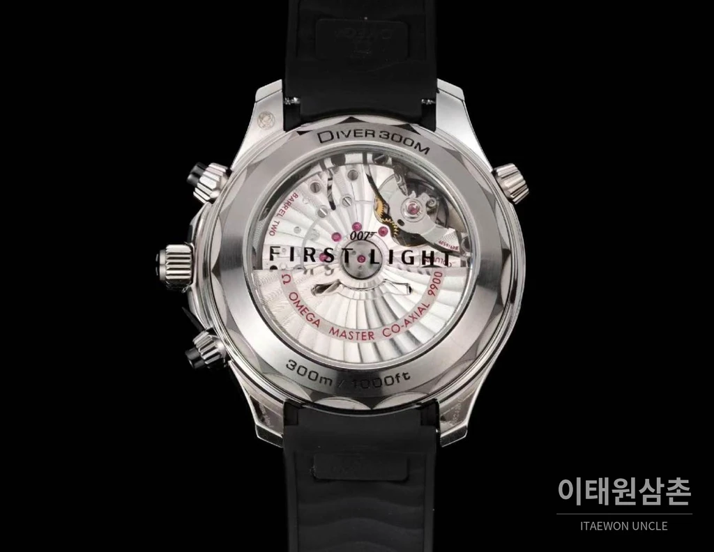 오메가 씨마스터 다이버 300M 007 퍼스트 라이트 블랙 세라믹 크로노그래프 러버 스트랩 시계 44mm