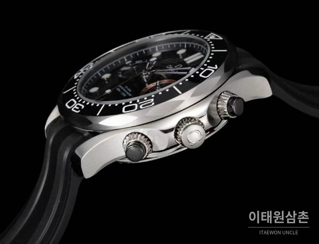 오메가 씨마스터 다이버 300M 007 퍼스트 라이트 블랙 세라믹 크로노그래프 러버 스트랩 시계 44mm