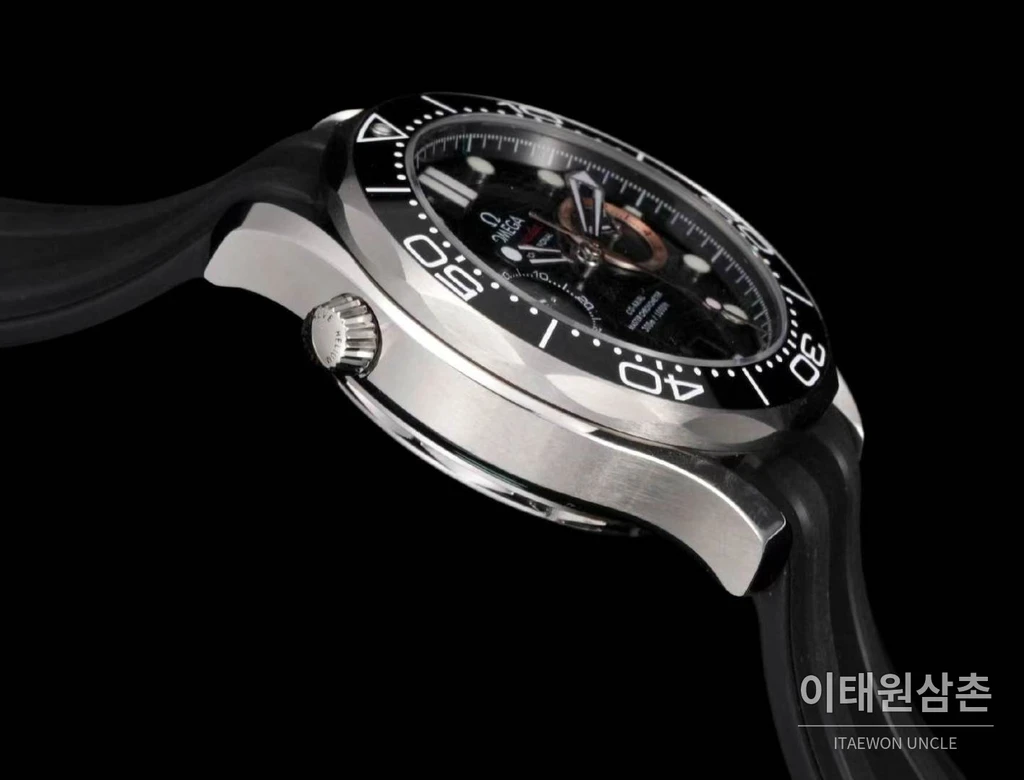 오메가 씨마스터 다이버 300M 007 퍼스트 라이트 블랙 세라믹 크로노그래프 러버 스트랩 시계 44mm