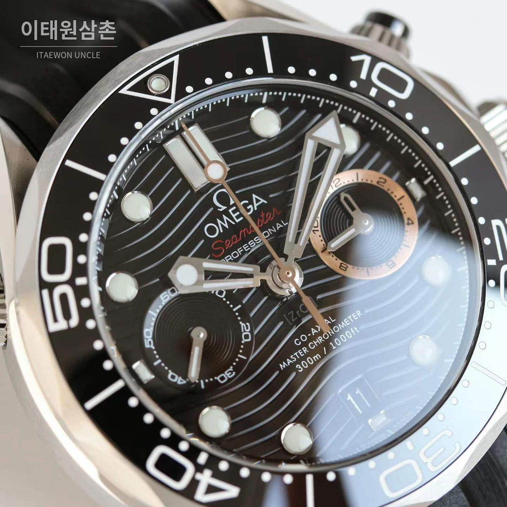 오메가 씨마스터 다이버 300M 007 퍼스트라이트 블랙다이얼 러버밴드 크로노그래프 44mm