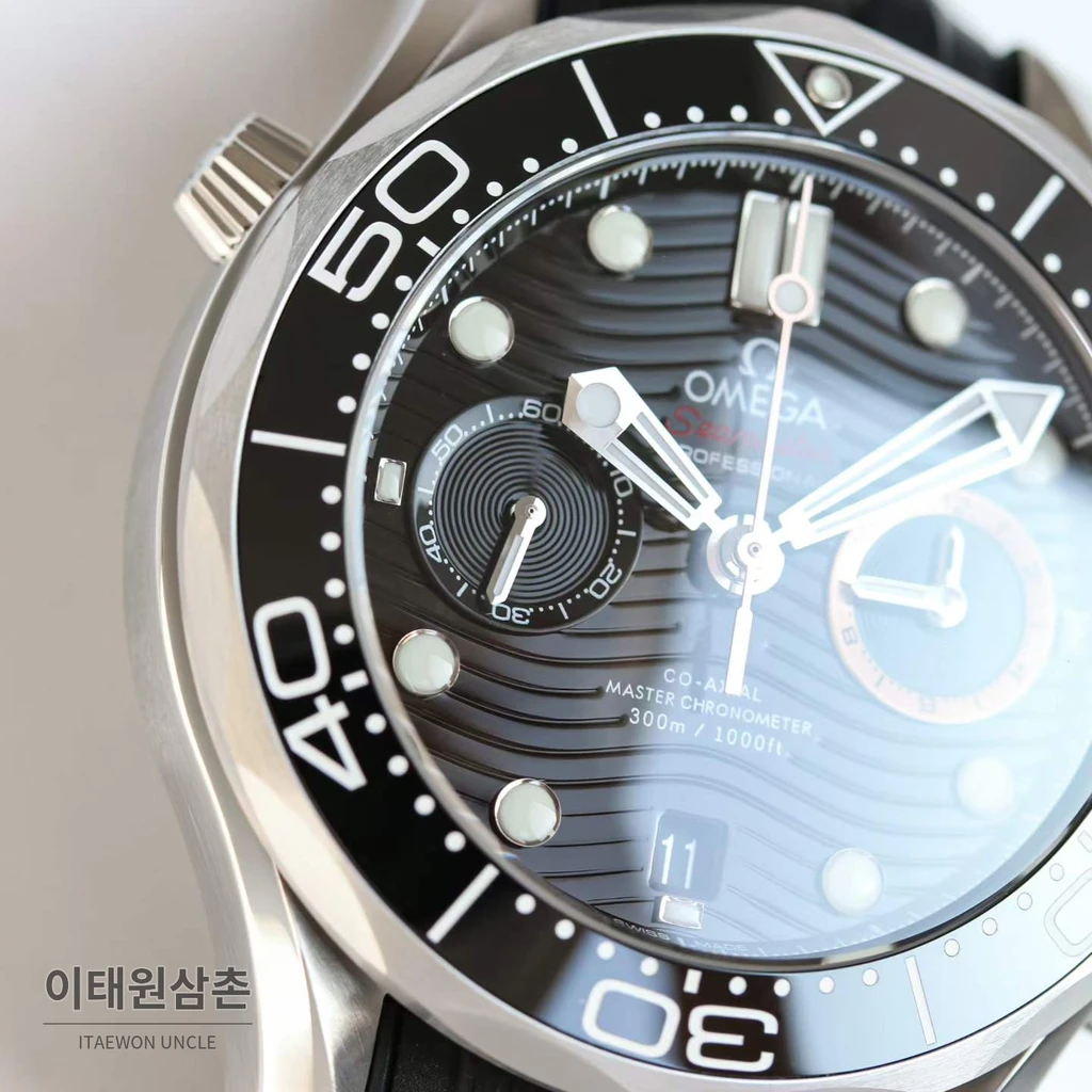 오메가 씨마스터 다이버 300M 007 퍼스트라이트 블랙다이얼 러버밴드 크로노그래프 44mm