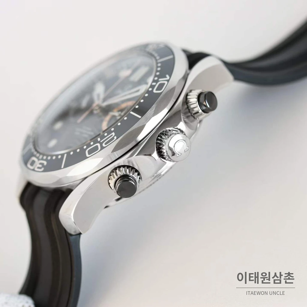오메가 씨마스터 다이버 300M 007 퍼스트라이트 블랙다이얼 러버밴드 크로노그래프 44mm