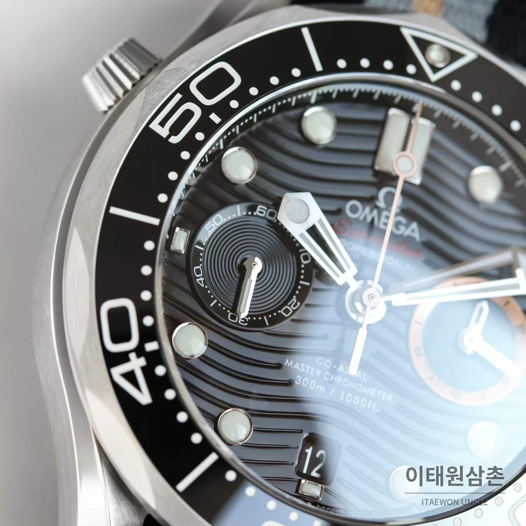 오메가 씨마스터 다이버 300M 007 퍼스트라이트 블랙다이얼 삼색 패브릭밴드 크로노그래프 44mm