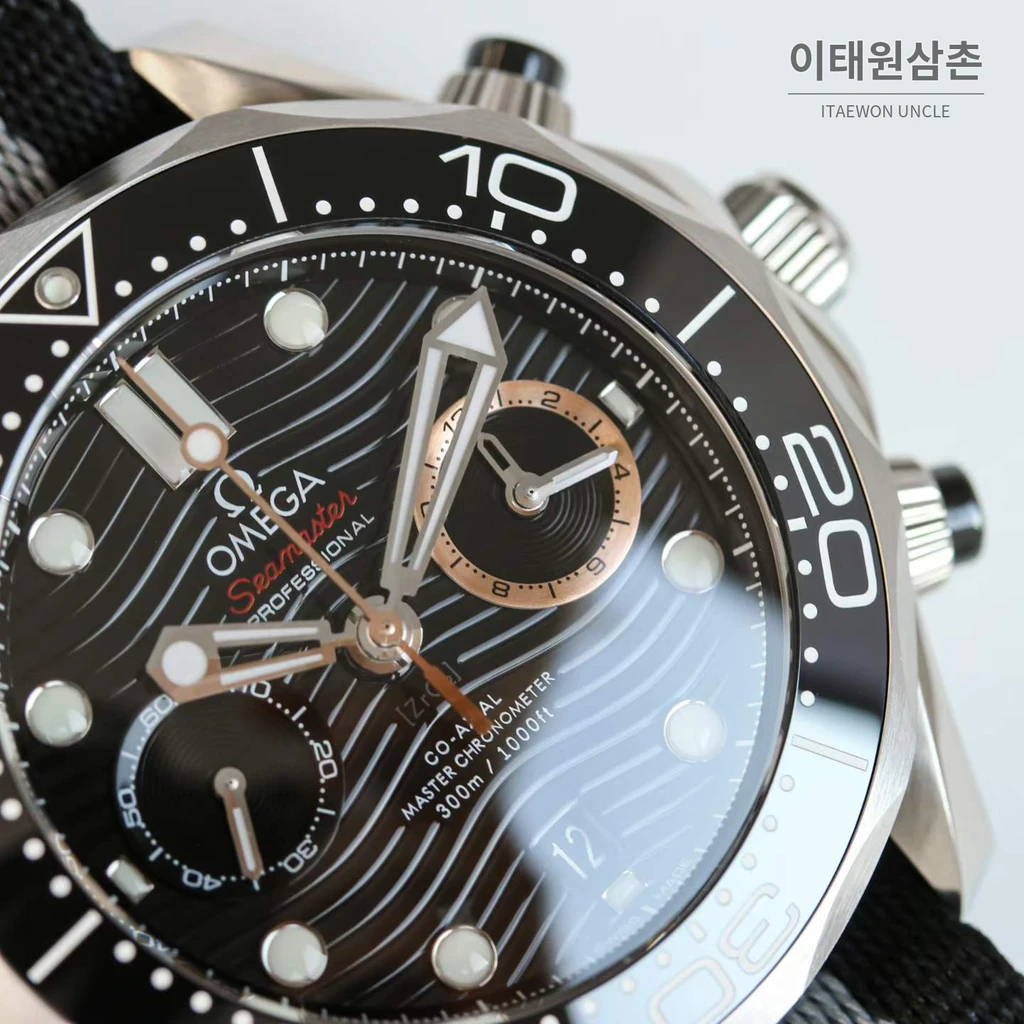 오메가 씨마스터 다이버 300M 007 퍼스트라이트 블랙다이얼 삼색 패브릭밴드 크로노그래프 44mm