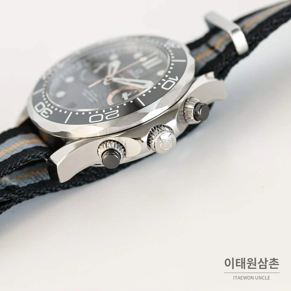 오메가 씨마스터 다이버 300M 007 퍼스트라이트 블랙다이얼 삼색 패브릭밴드 크로노그래프 44mm
