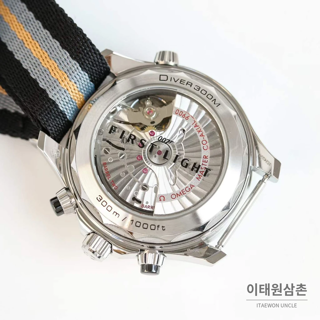 오메가 씨마스터 다이버 300M 007 퍼스트라이트 블랙다이얼 삼색 패브릭밴드 크로노그래프 44mm
