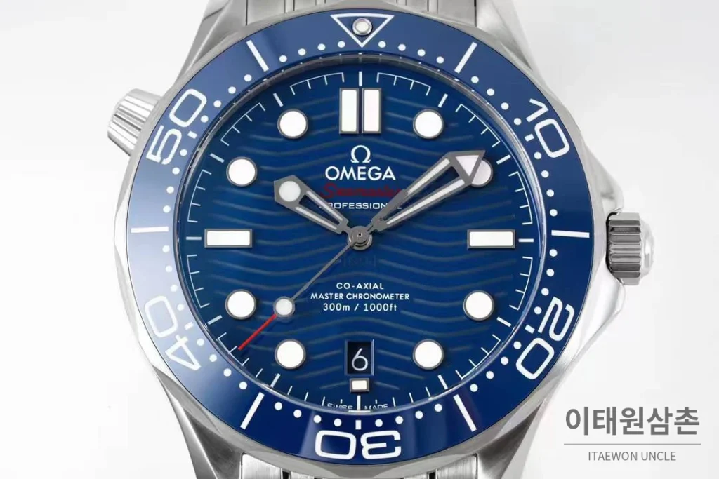 오메가 씨마스터 다이버 300M 블랙 세라믹 웨이브 다이얼 오토매틱 42mm 스틸 브레이슬릿 블루 베젤