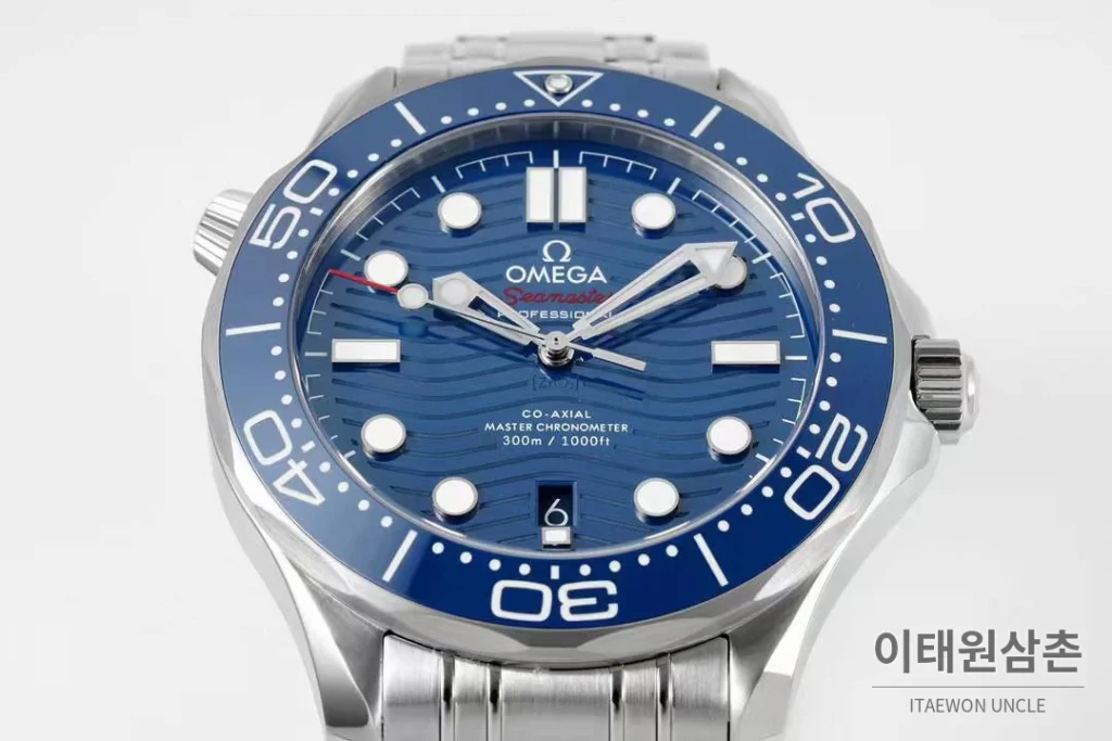 오메가 씨마스터 다이버 300M 블랙 세라믹 웨이브 다이얼 오토매틱 42mm 스틸 브레이슬릿 블루 베젤