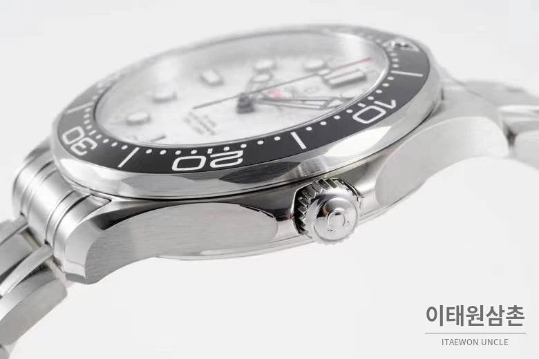 오메가 씨마스터 다이버 300M 블랙 세라믹 웨이브 다이얼 오토매틱 42mm 스틸 브레이슬릿 블랙 베젤 (2)