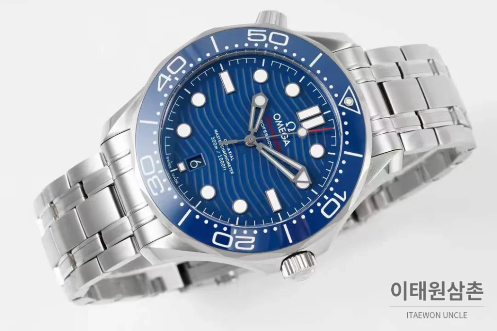 오메가 씨마스터 다이버 300M 블랙 세라믹 웨이브 다이얼 오토매틱 42mm 스틸 브레이슬릿 블루 베젤