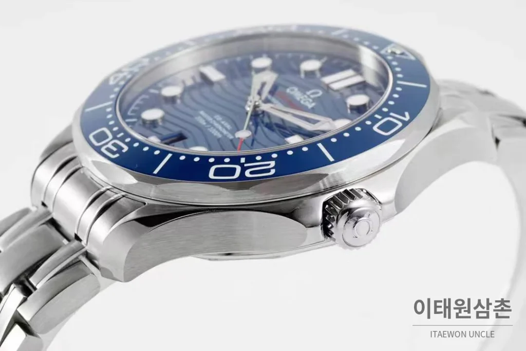 오메가 씨마스터 다이버 300M 블랙 세라믹 웨이브 다이얼 오토매틱 42mm 스틸 브레이슬릿 블루 베젤