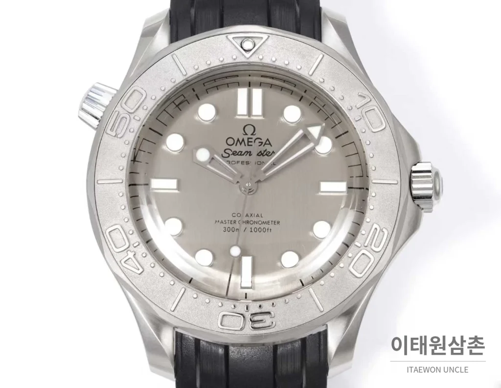 오메가 씨마스터 다이버300M 티타늄베젤 그레이다이얼 야광 오토매틱 42mm 블랙 러버 스트랩