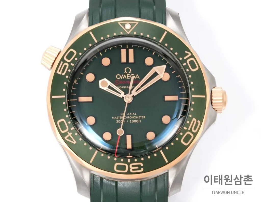 오메가 씨마스터 다이버300M 티타늄베젤 그레이다이얼 야광 오토매틱 42mm 그린 러버 스트랩