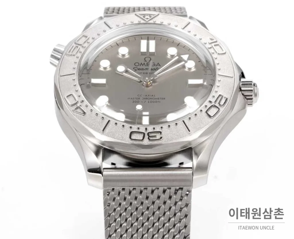 오메가 씨마스터 다이버300M 티타늄베젤 그레이다이얼 야광 오토매틱 42mm 스틸 브레이슬릿