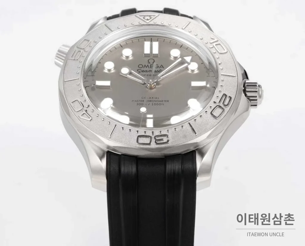 오메가 씨마스터 다이버300M 티타늄베젤 그레이다이얼 야광 오토매틱 42mm 블랙 러버 스트랩