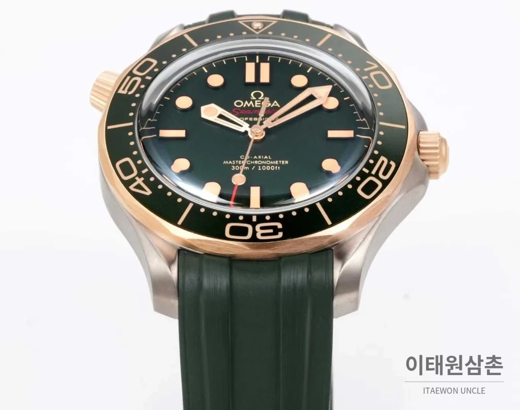 오메가 씨마스터 다이버300M 티타늄베젤 그레이다이얼 야광 오토매틱 42mm 그린 러버 스트랩