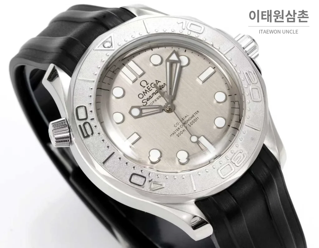 오메가 씨마스터 다이버300M 티타늄베젤 그레이다이얼 야광 오토매틱 42mm 블랙 러버 스트랩