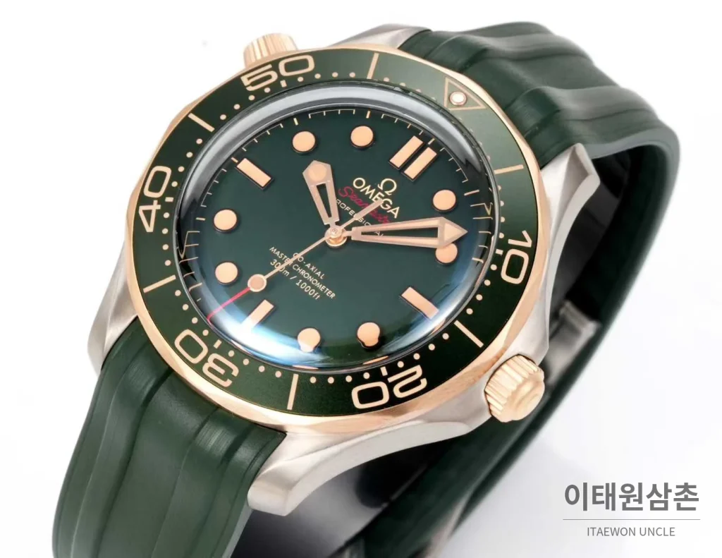 오메가 씨마스터 다이버300M 티타늄베젤 그레이다이얼 야광 오토매틱 42mm 그린 러버 스트랩