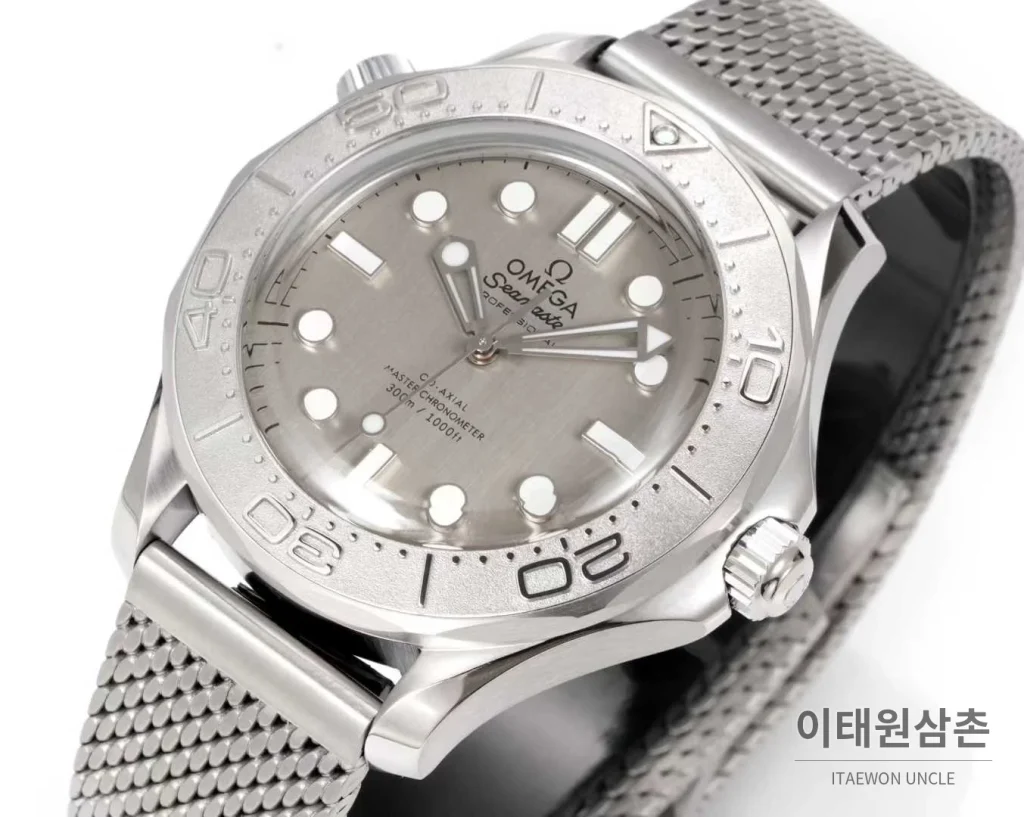 오메가 씨마스터 다이버300M 티타늄베젤 그레이다이얼 야광 오토매틱 42mm 스틸 브레이슬릿