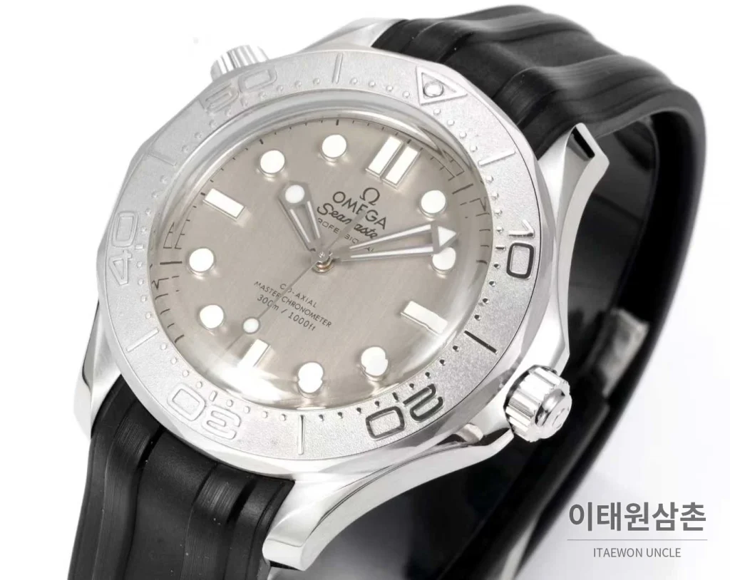 오메가 씨마스터 다이버300M 티타늄베젤 그레이다이얼 야광 오토매틱 42mm 블랙 러버 스트랩