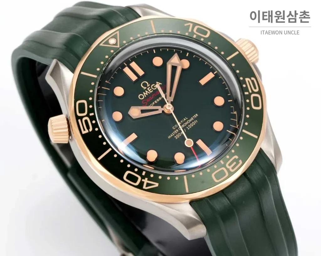 오메가 씨마스터 다이버300M 티타늄베젤 그레이다이얼 야광 오토매틱 42mm 그린 러버 스트랩