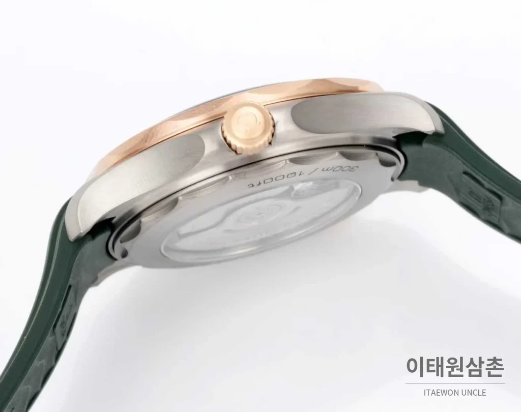 오메가 씨마스터 다이버300M 티타늄베젤 그레이다이얼 야광 오토매틱 42mm 그린 러버 스트랩