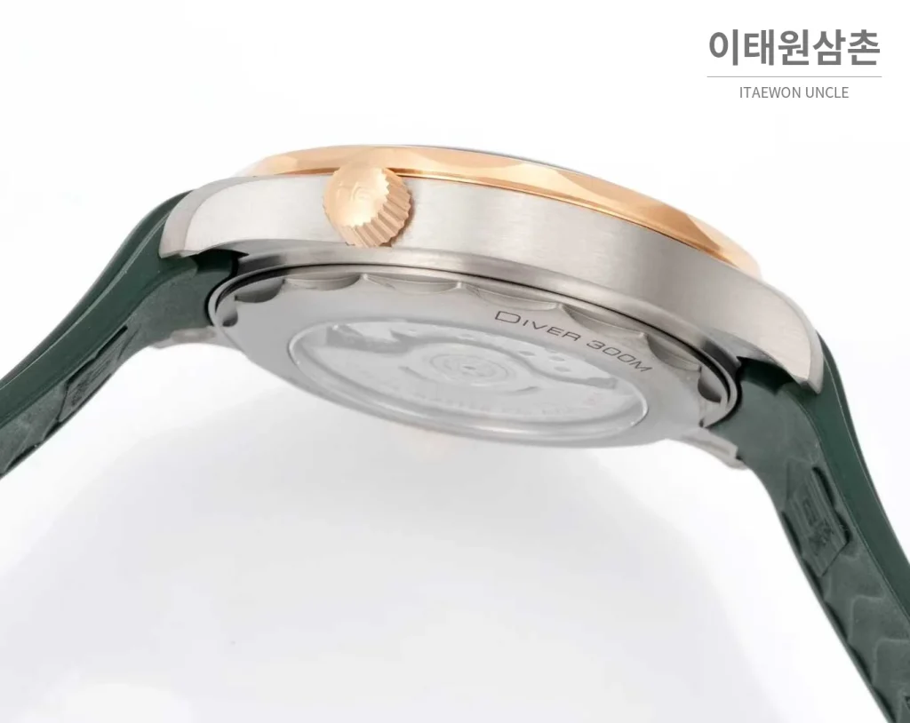 오메가 씨마스터 다이버300M 티타늄베젤 그레이다이얼 야광 오토매틱 42mm 그린 러버 스트랩