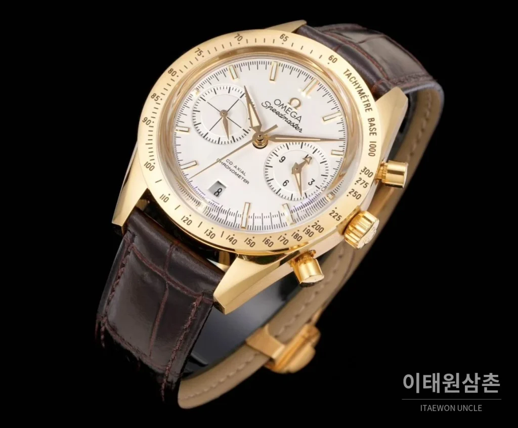 오메가 스피드마스터 '57 레더 화이트다이얼 크로노그래프 오토매틱 41.5mm 블랙 / 실버 골드 베젤