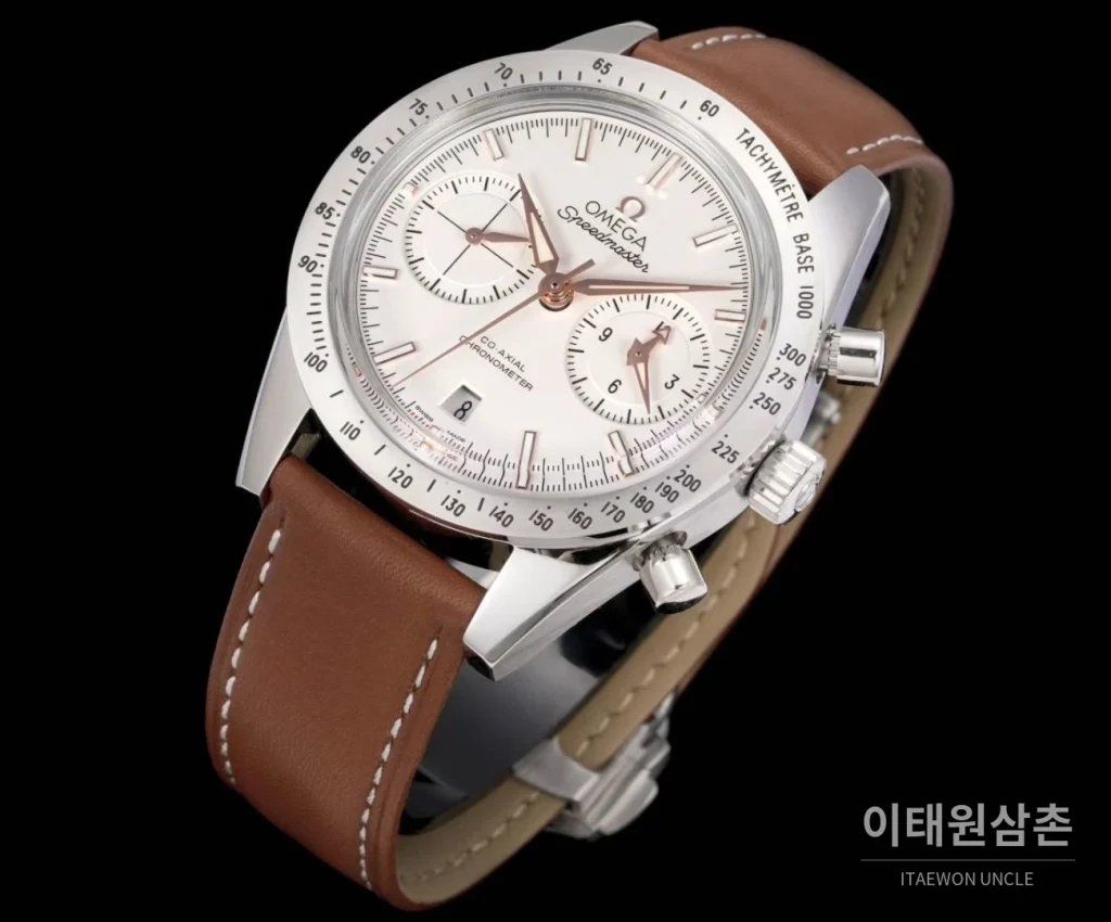 오메가 스피드마스터 '57 레더 화이트다이얼 크로노그래프 오토매틱 41.5mm 블랙 / 실버