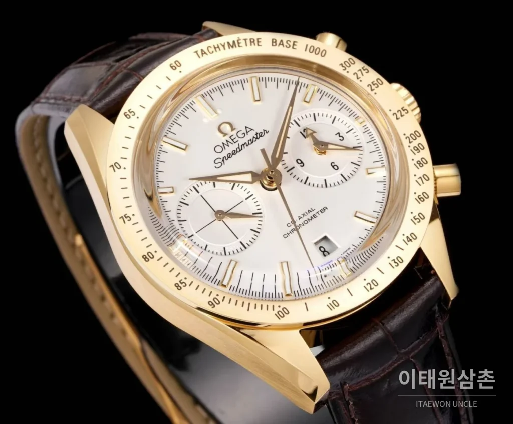 오메가 스피드마스터 '57 레더 화이트다이얼 크로노그래프 오토매틱 41.5mm 블랙 / 실버 골드 베젤