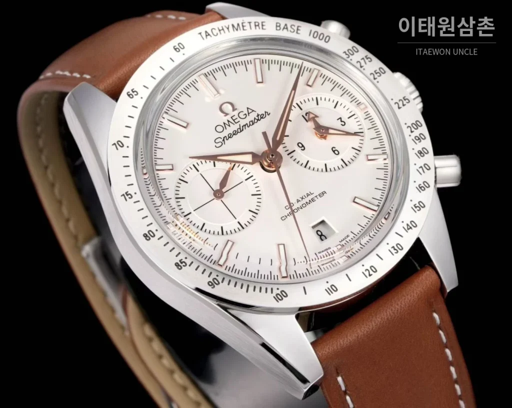 오메가 스피드마스터 '57 레더 화이트다이얼 크로노그래프 오토매틱 41.5mm 블랙 / 실버