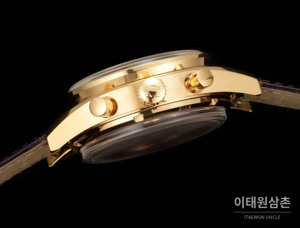오메가 스피드마스터 '57 레더 화이트다이얼 크로노그래프 오토매틱 41.5mm 블랙 / 실버 골드 베젤