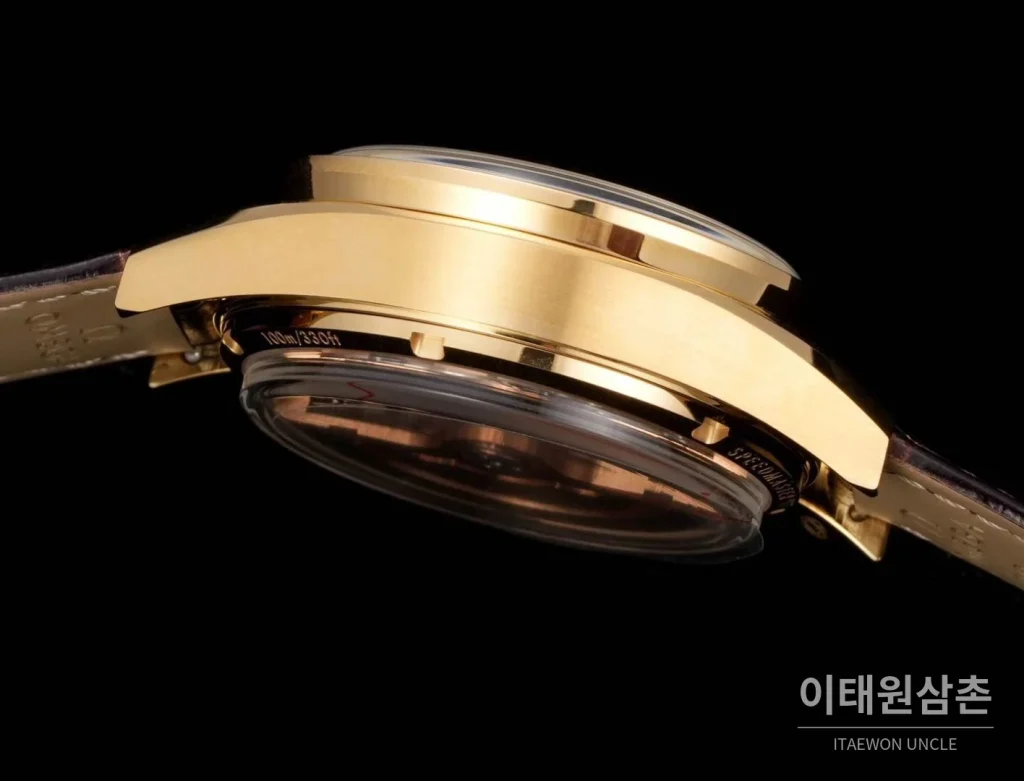 오메가 스피드마스터 '57 레더 화이트다이얼 크로노그래프 오토매틱 41.5mm 블랙 / 실버 골드 베젤