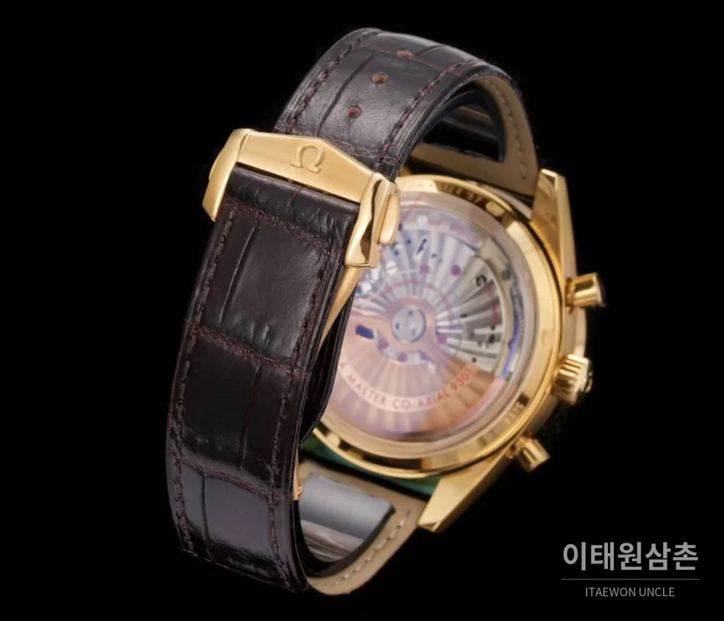 오메가 스피드마스터 '57 레더 화이트다이얼 크로노그래프 오토매틱 41.5mm 블랙 / 실버 골드 베젤