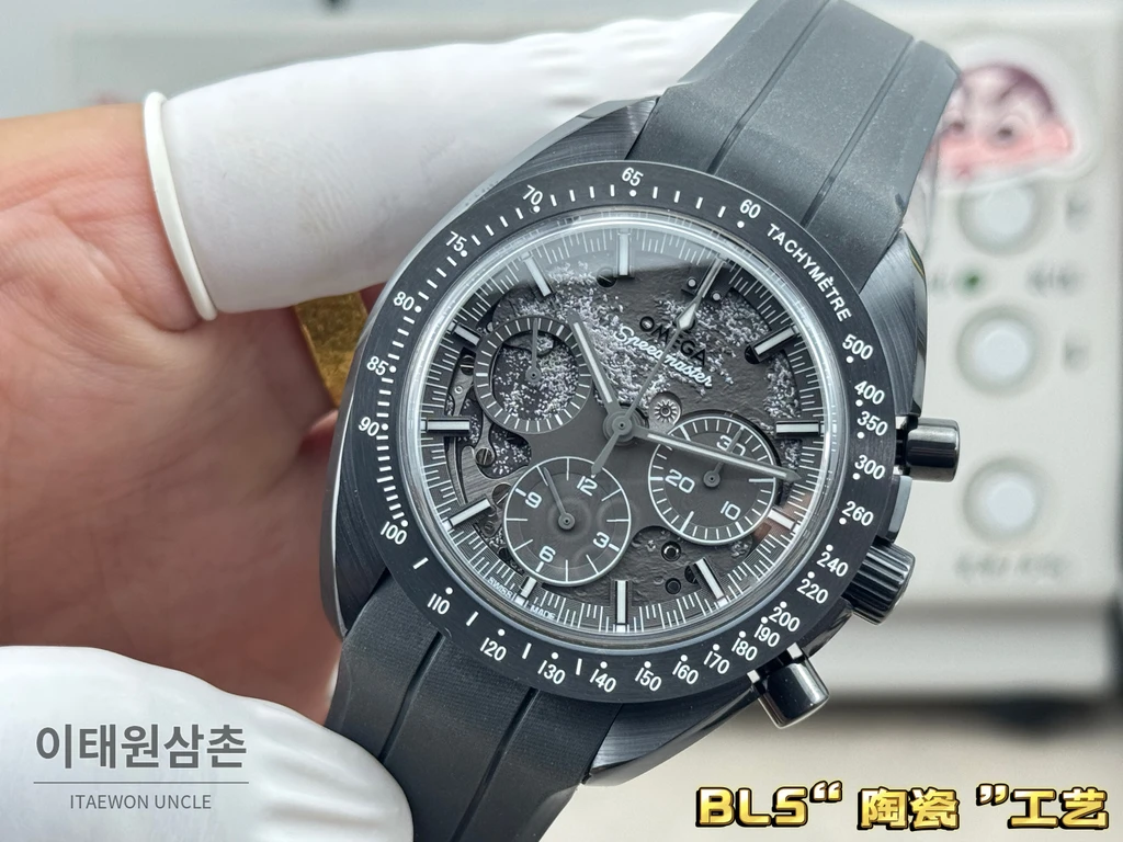 오메가 스피드마스터 아폴로8 블랙세라믹 스켈레톤 크로노그래프 러버밴드 44.25mm 스켈레톤 다이얼