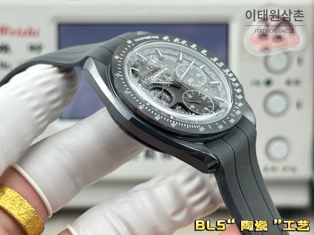 오메가 스피드마스터 아폴로8 블랙세라믹 스켈레톤 크로노그래프 러버밴드 44.25mm 스켈레톤 다이얼