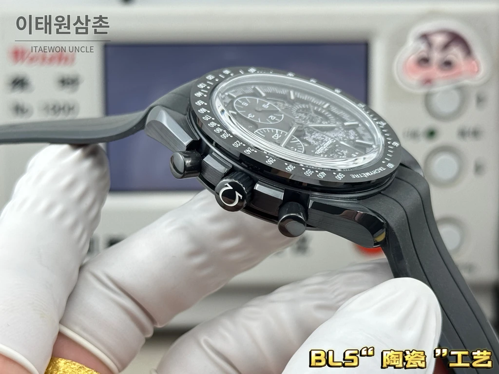 오메가 스피드마스터 아폴로8 블랙세라믹 스켈레톤 크로노그래프 러버밴드 44.25mm 스켈레톤 다이얼