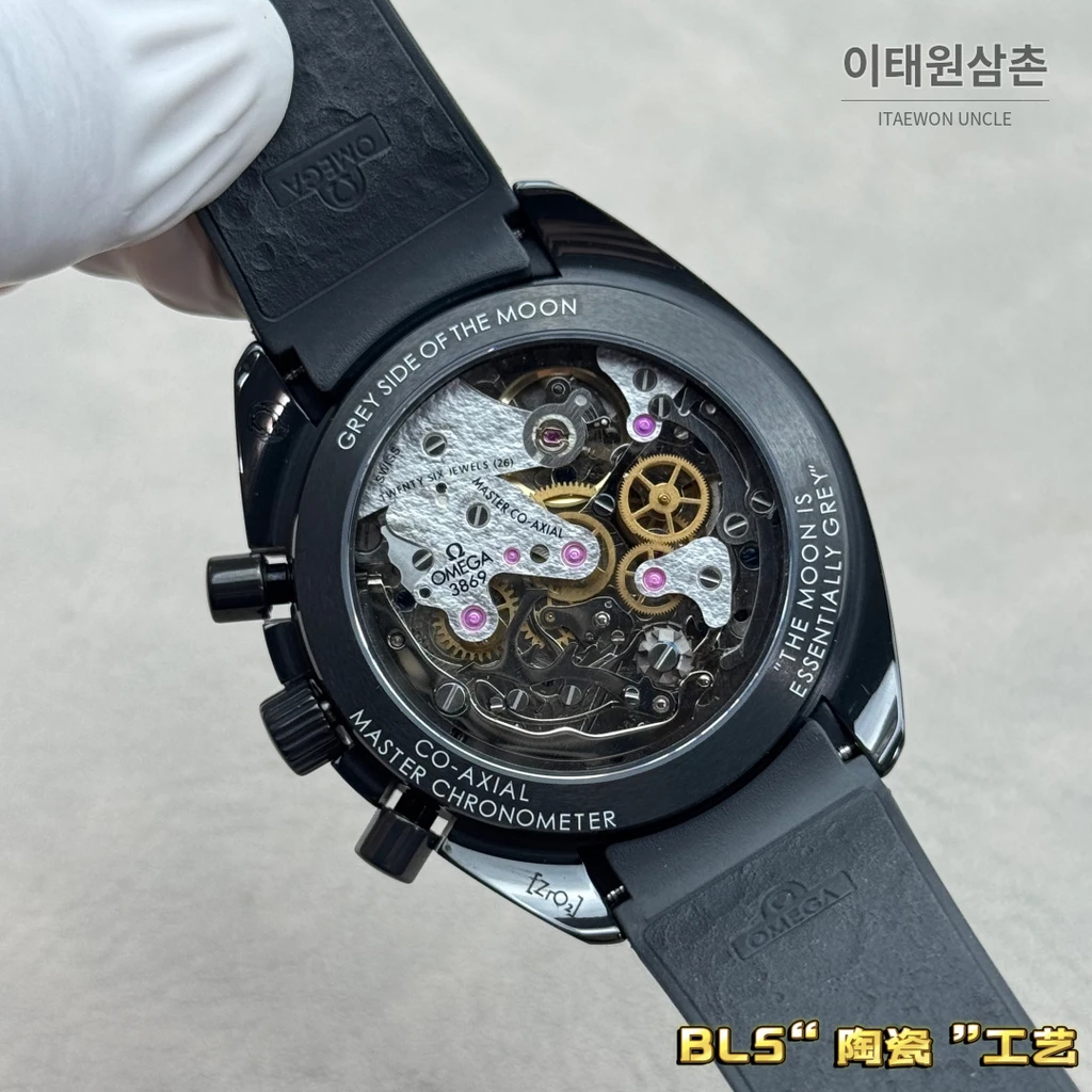 오메가 스피드마스터 아폴로8 블랙세라믹 스켈레톤 크로노그래프 러버밴드 44.25mm 스켈레톤 다이얼