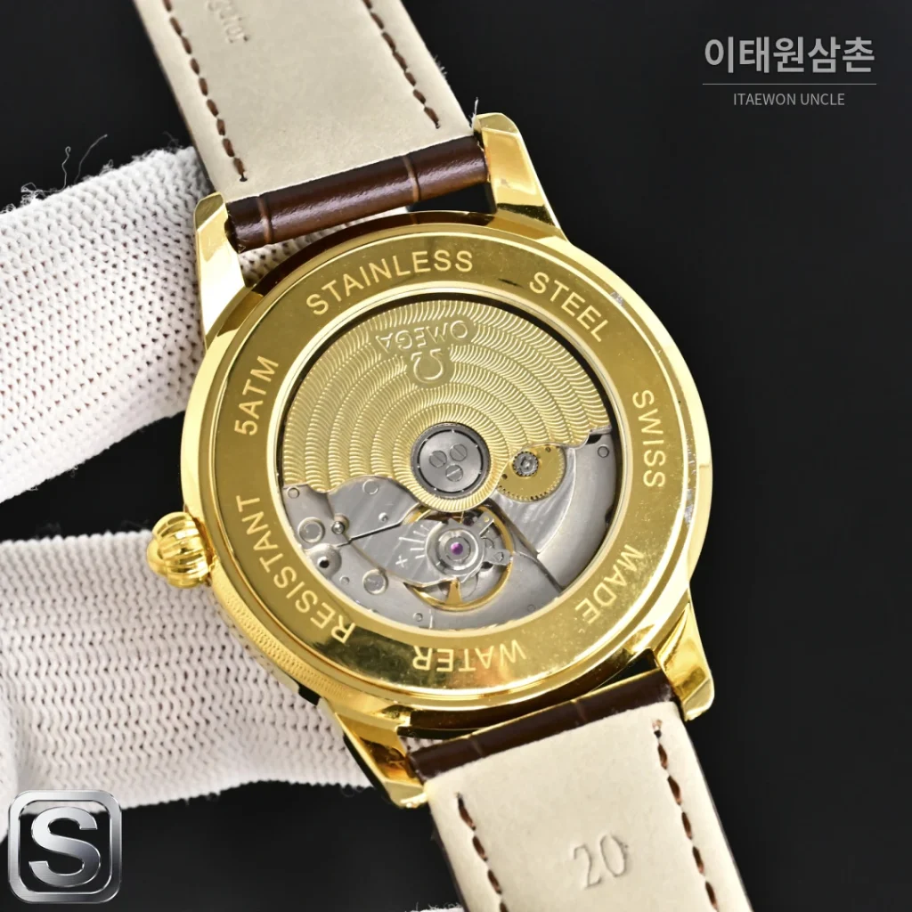 오메가 스피드마스터 오토매틱 40mm 화이트 다이얼 블랙 가죽 스트랩 골드 베젤