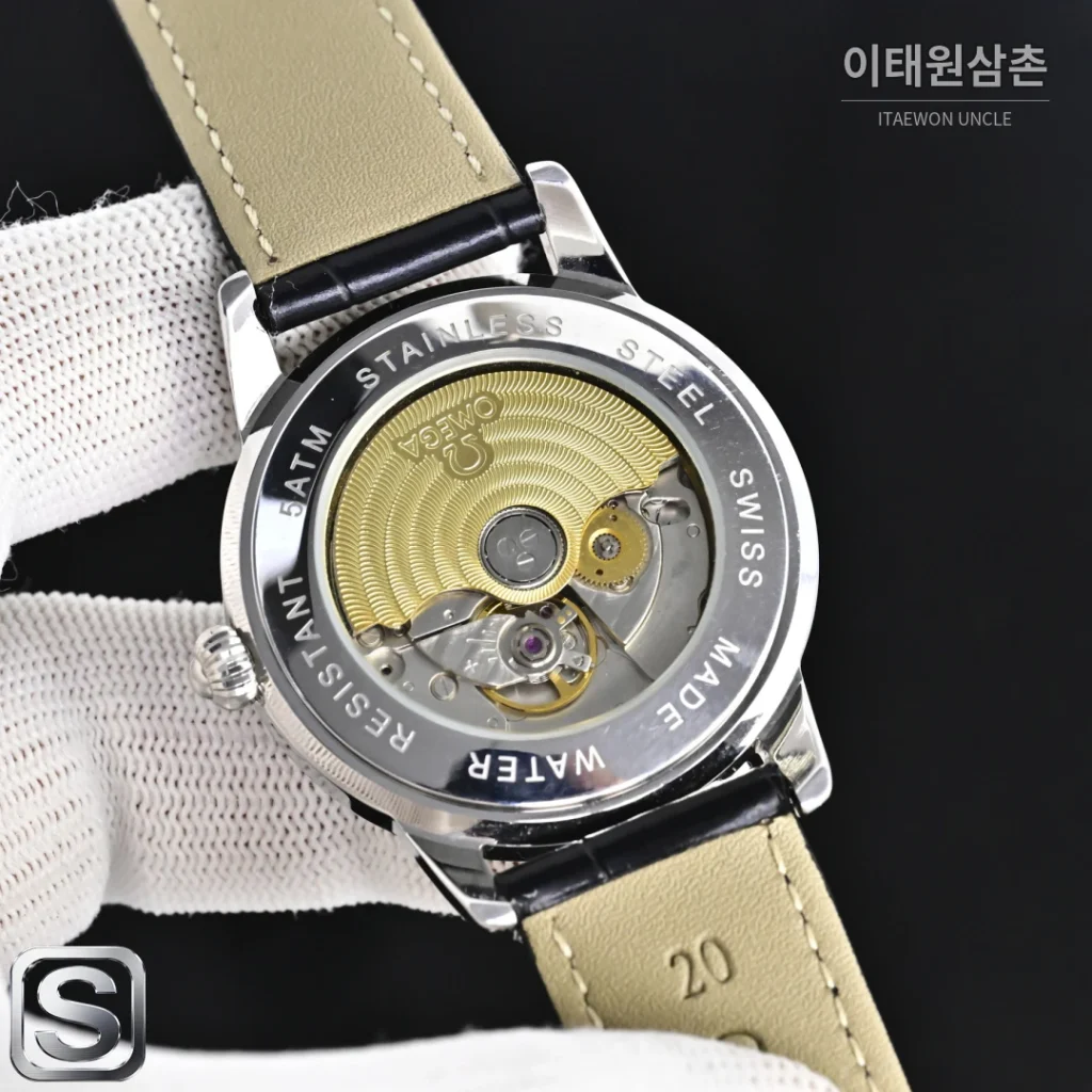 오메가 스피드마스터 오토매틱 40mm 화이트 다이얼 블랙 가죽 스트랩 실버 베젤