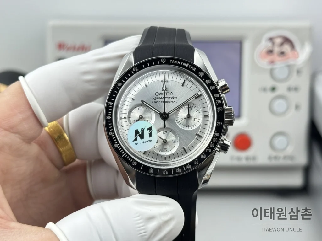 오메가 스피드마스터 크로노그래프 오토매틱 42mm 실버 다이얼 블랙 러버 스트랩 블랙 베젤