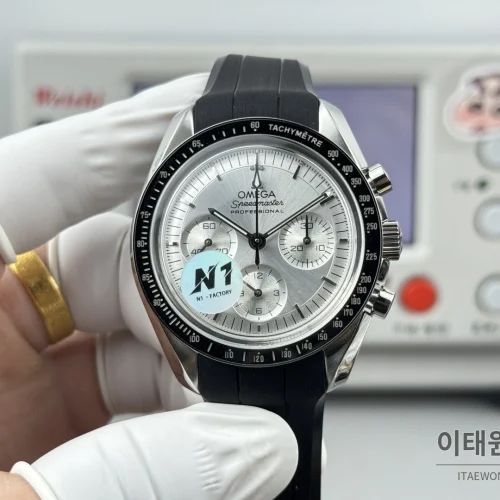 오메가 스피드마스터 크로노그래프 오토매틱 42mm 실버 다이얼 블랙 러버 스트랩 블랙 베젤