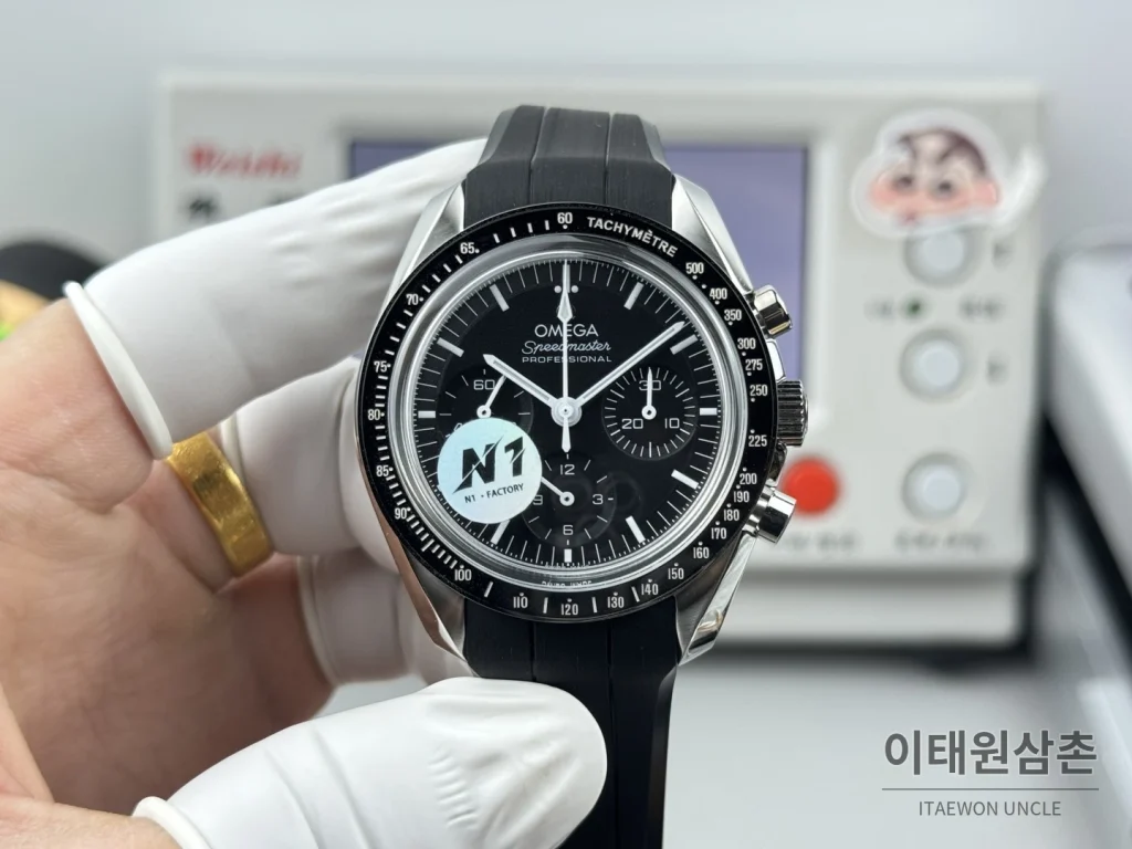 오메가 스피드마스터 크로노그래프 오토매틱 42mm 블랙 다이얼 블랙 러버 스트랩 블랙 베젤