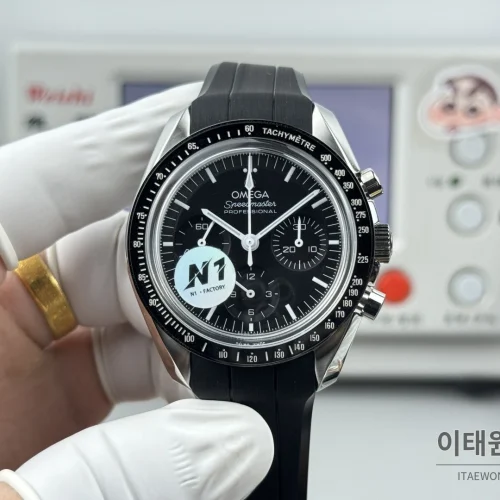 오메가 스피드마스터 크로노그래프 오토매틱 42mm 블랙 다이얼 블랙 러버 스트랩 블랙 베젤