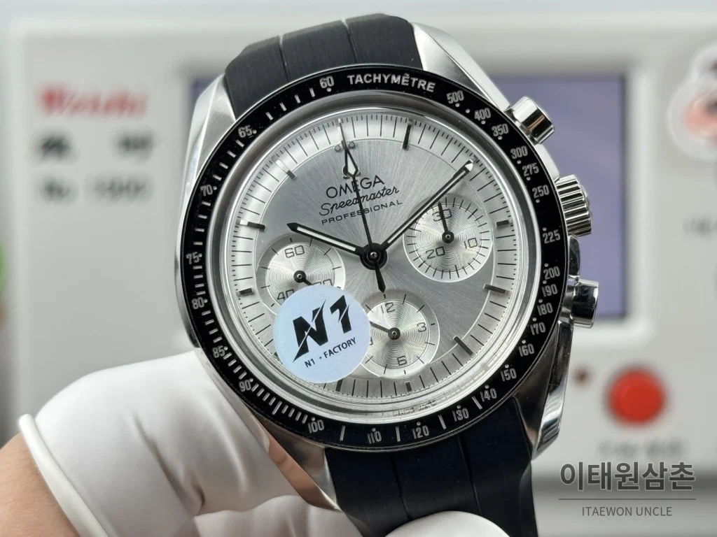 오메가 스피드마스터 크로노그래프 오토매틱 42mm 실버 다이얼 블랙 러버 스트랩 블랙 베젤