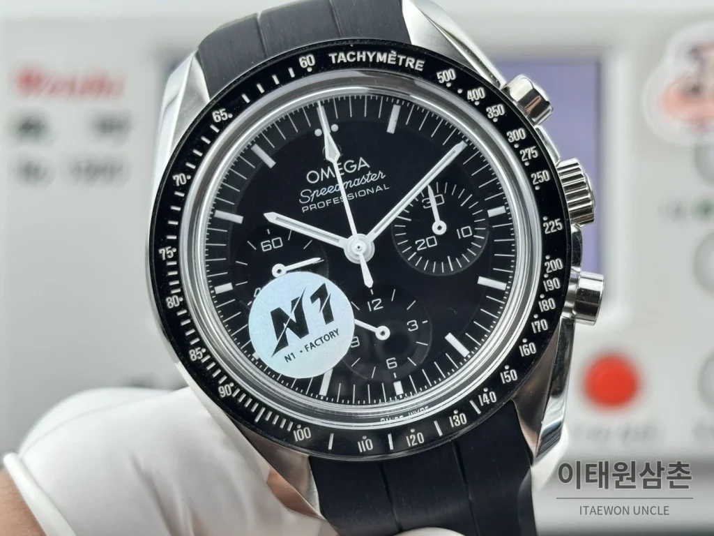 오메가 스피드마스터 크로노그래프 오토매틱 42mm 블랙 다이얼 블랙 러버 스트랩 블랙 베젤
