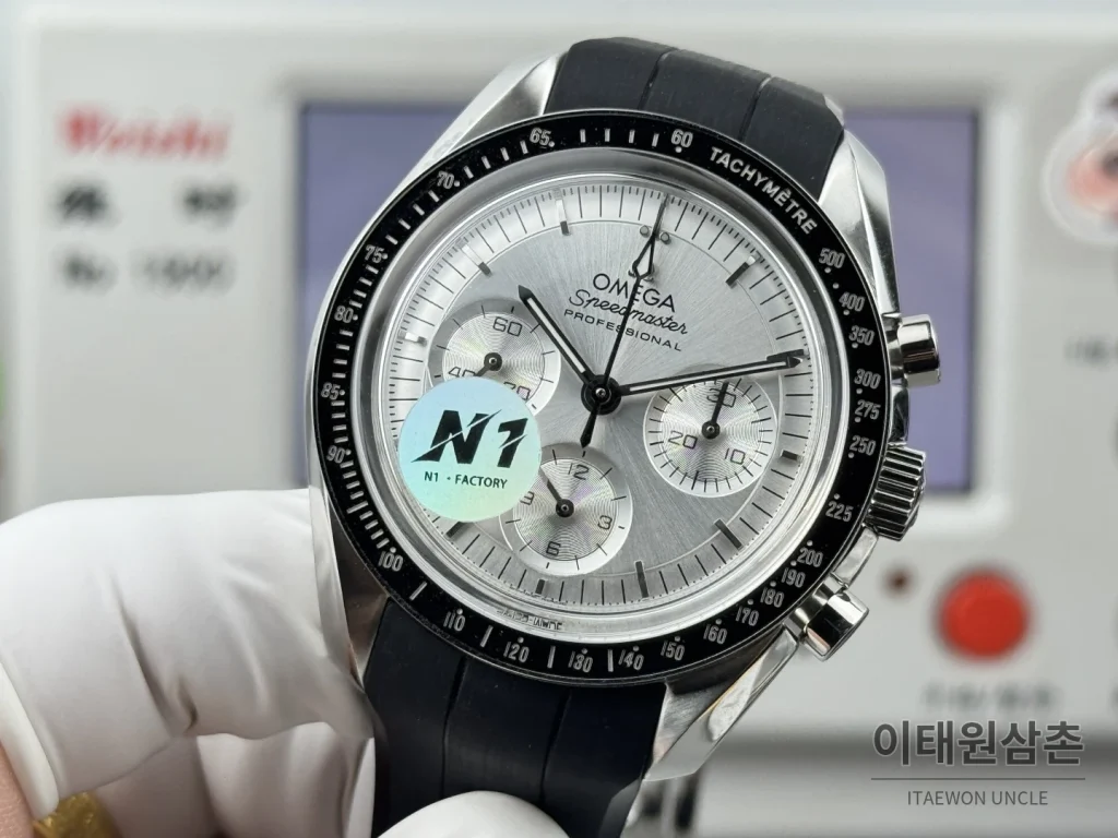 오메가 스피드마스터 크로노그래프 오토매틱 42mm 실버 다이얼 블랙 러버 스트랩 블랙 베젤