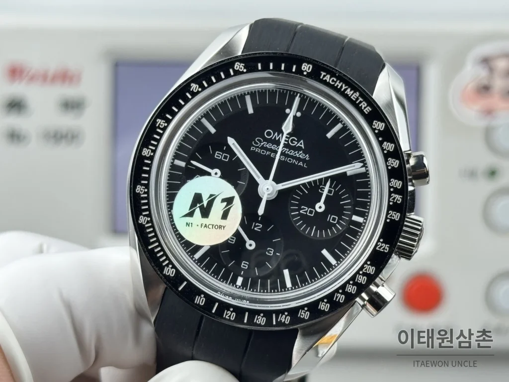 오메가 스피드마스터 크로노그래프 오토매틱 42mm 블랙 다이얼 블랙 러버 스트랩 블랙 베젤