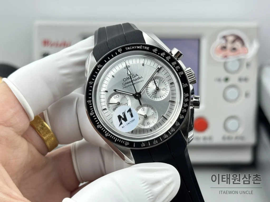 오메가 스피드마스터 크로노그래프 오토매틱 42mm 실버 다이얼 블랙 러버 스트랩 블랙 베젤